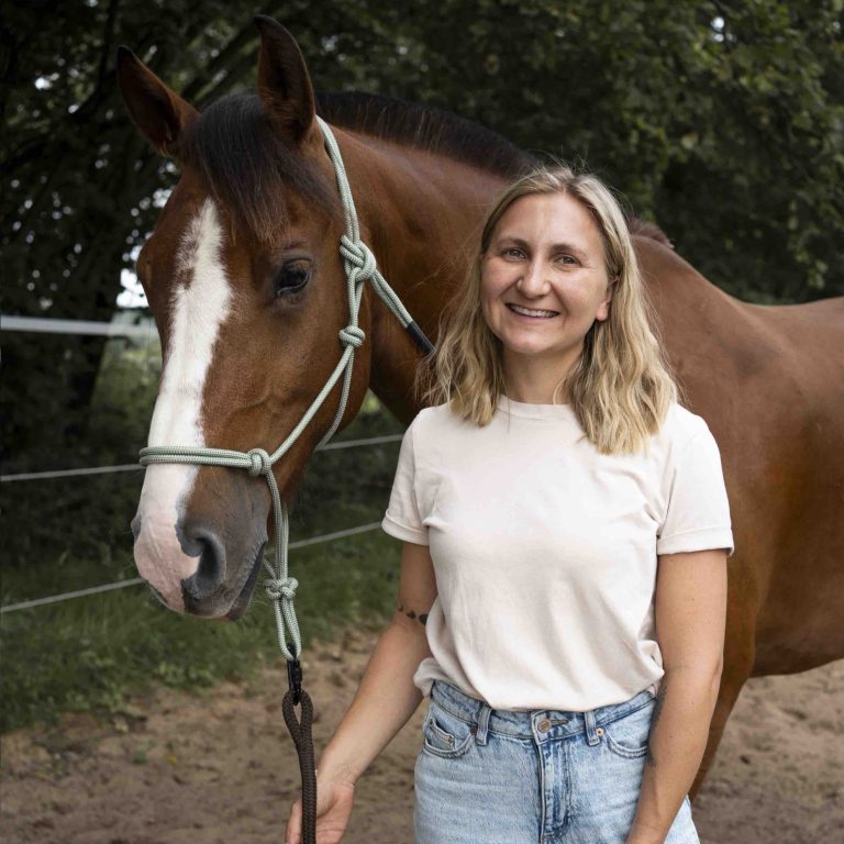pädagogik tiergestützt leona tallmann bonn königswintere bad honnef asbach pferdegestütztes coaching reittherapie naturpädagogik imkerei_profilbild mit pferd pädagogik tiergestützt leona tallmann bonn königswintere bad honnef asbach pferdegestütztes coaching reittherapie naturpädagogik imkerei_pro